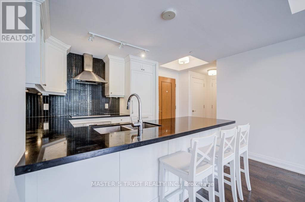 Photo 13 of 307 15 Stollery Pond Crescent, Markham ON