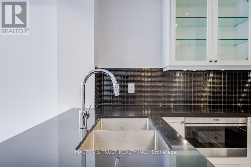 Photo 15 of 307 15 Stollery Pond Crescent, Markham ON