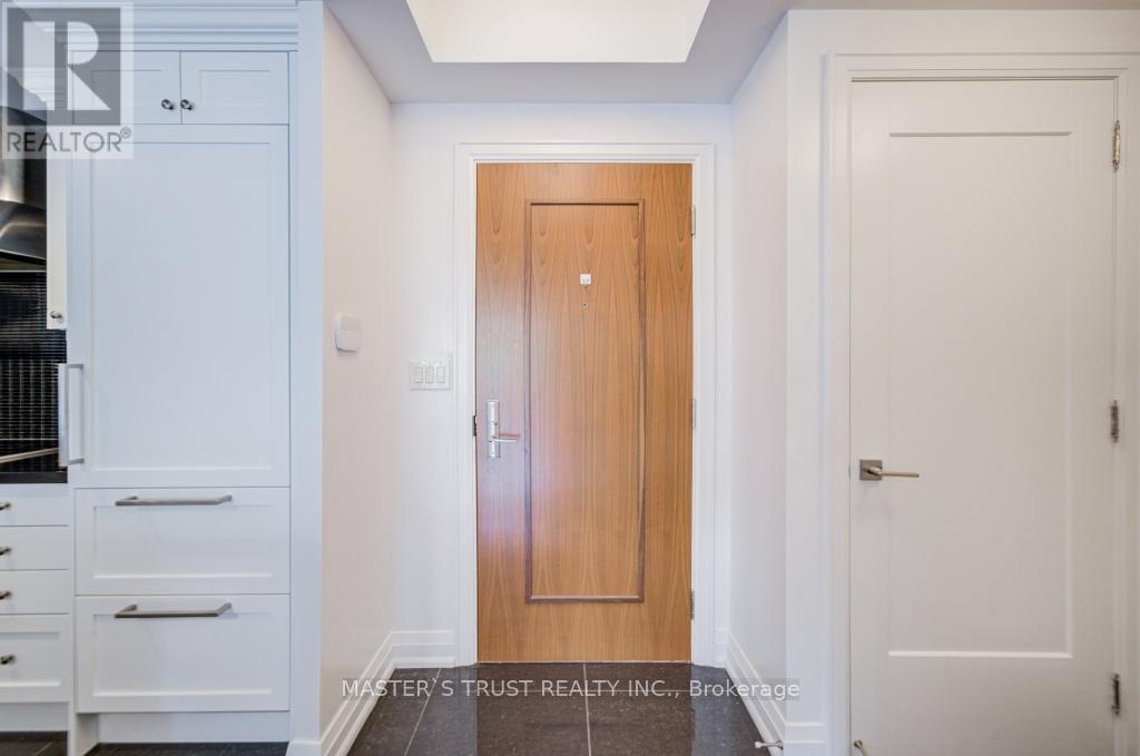 Photo 8 of 307 15 Stollery Pond Crescent, Markham ON