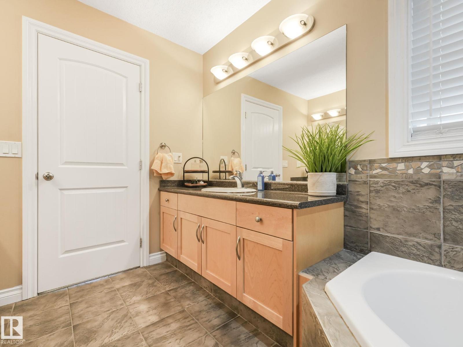 Photo 26 of 11839 174 Av Nw, Edmonton AB