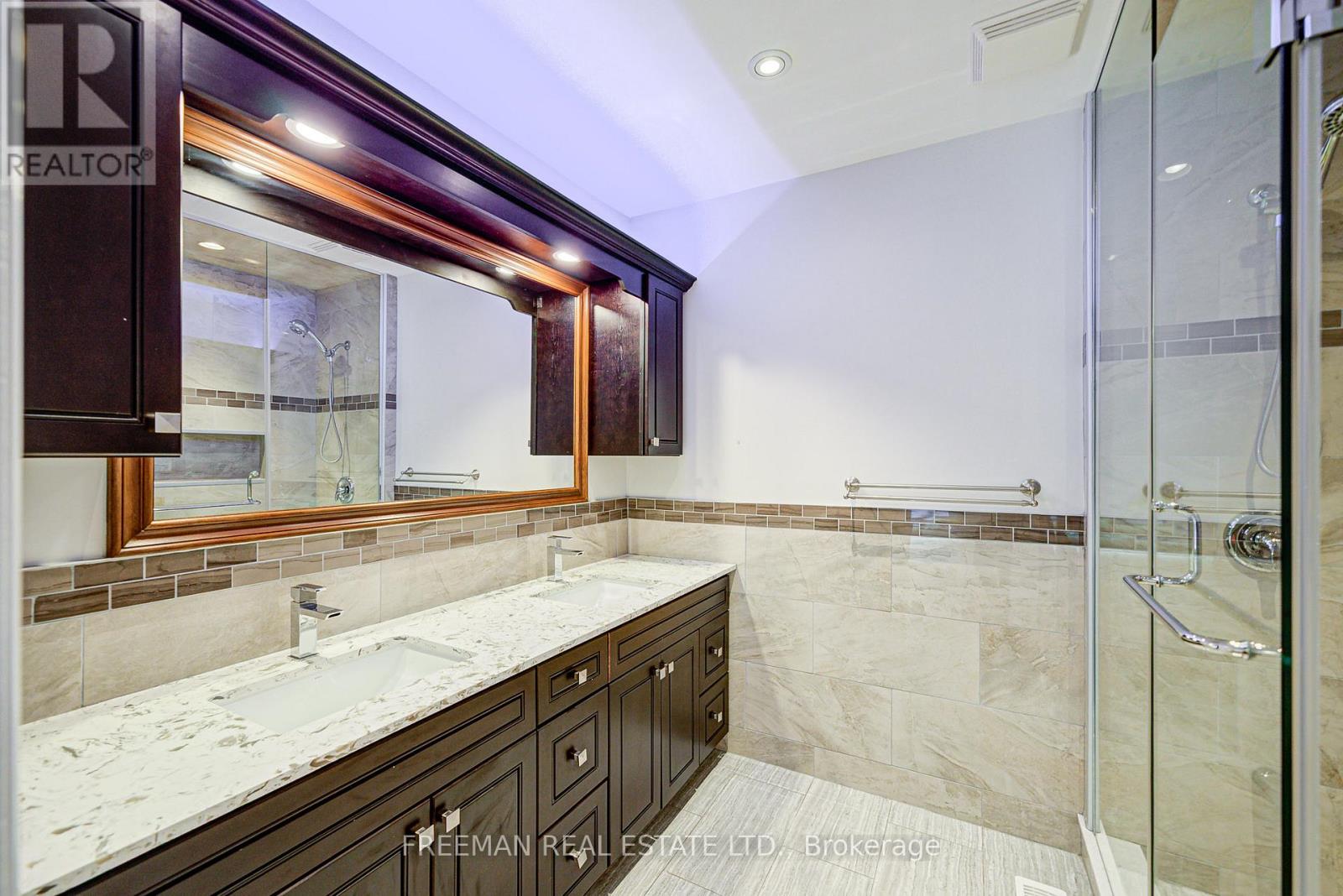 Photo 24 of 1528 Knareswood Drive, Mississauga ON