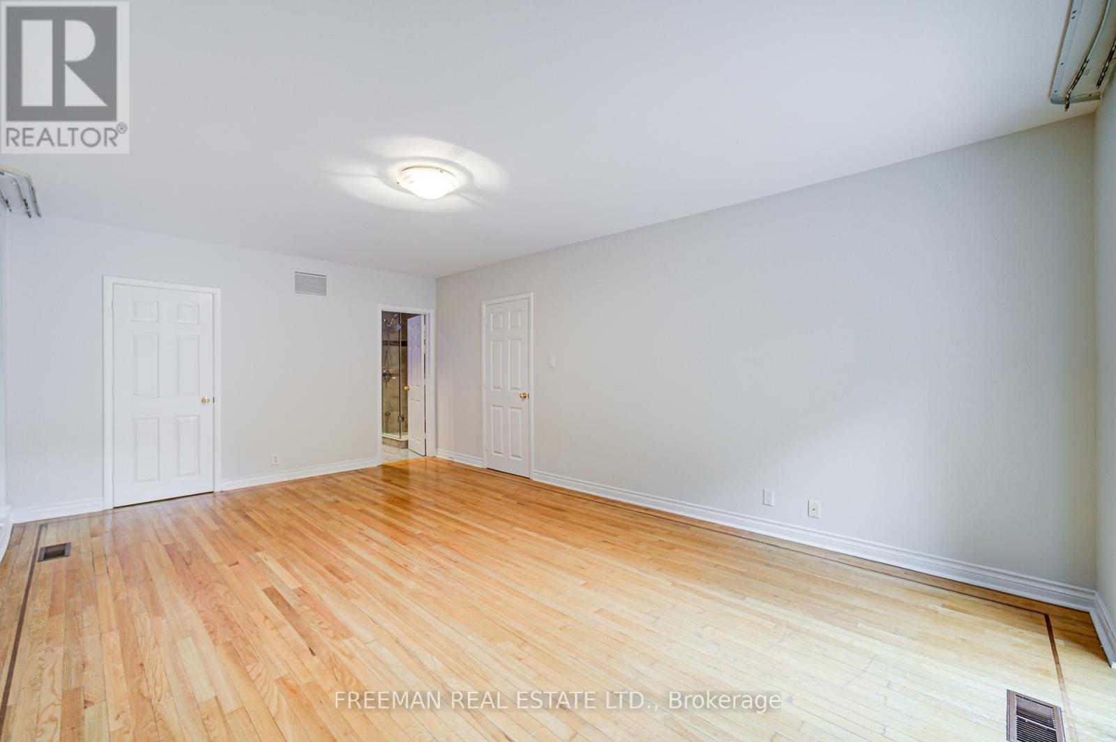 Photo 37 of 1528 Knareswood Drive, Mississauga ON