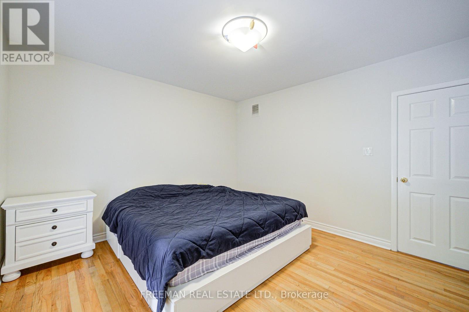 Photo 16 of 1528 Knareswood Drive, Mississauga ON
