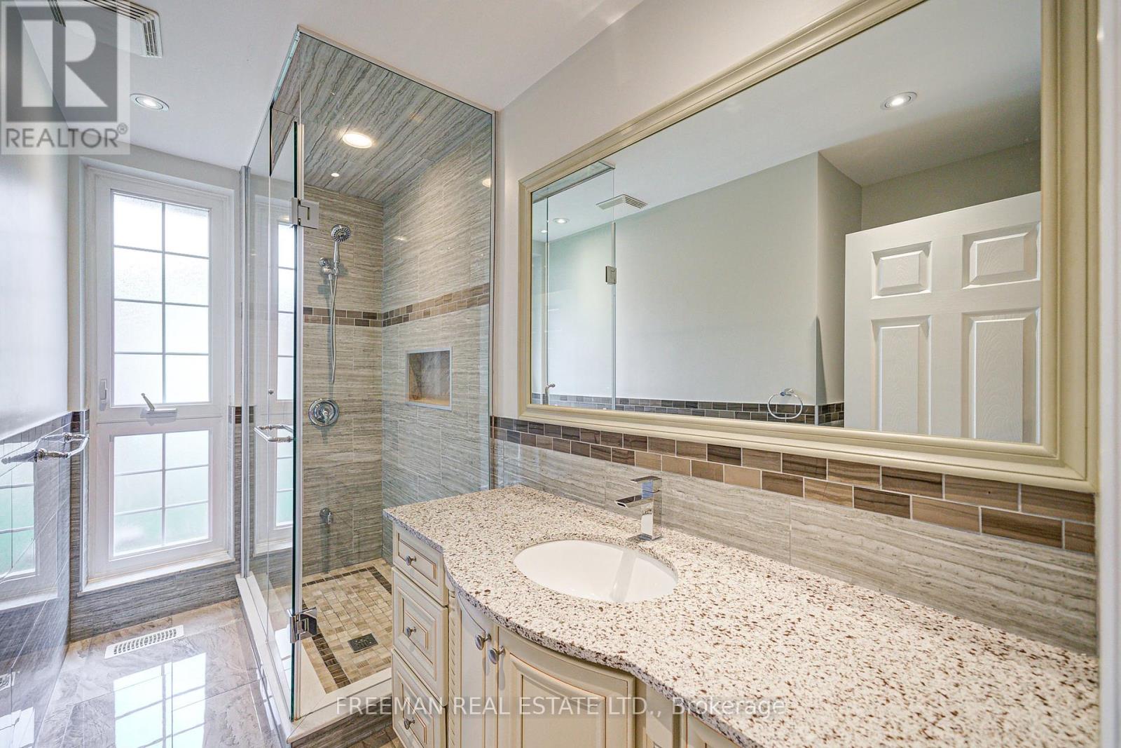 Photo 35 of 1528 Knareswood Drive, Mississauga ON