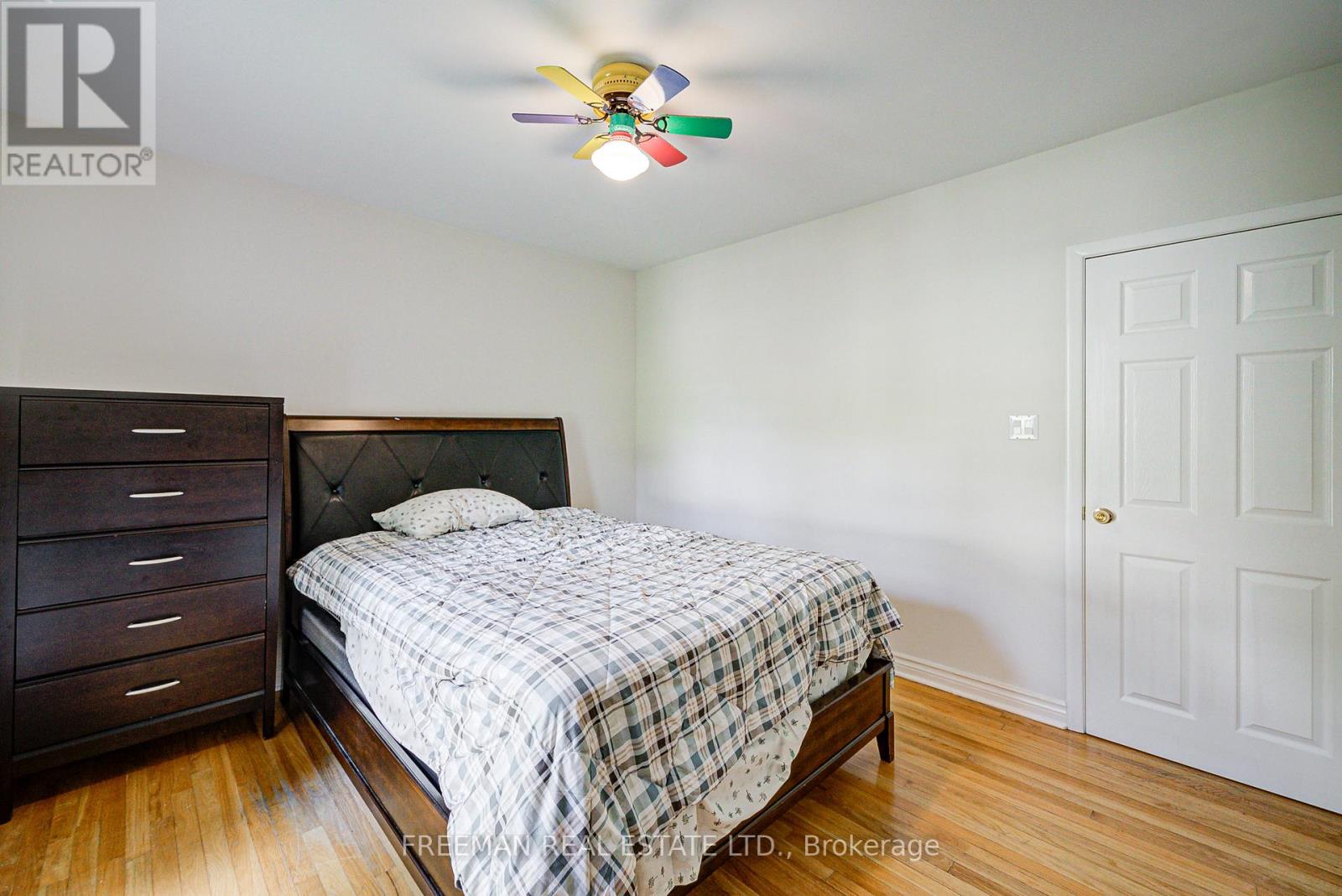 Photo 17 of 1528 Knareswood Drive, Mississauga ON