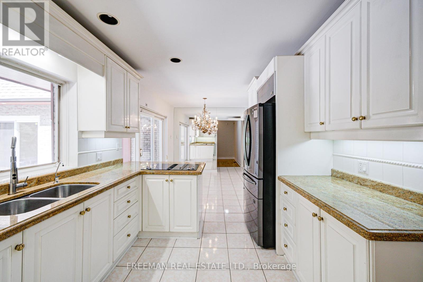 Photo 8 of 1528 Knareswood Drive, Mississauga ON