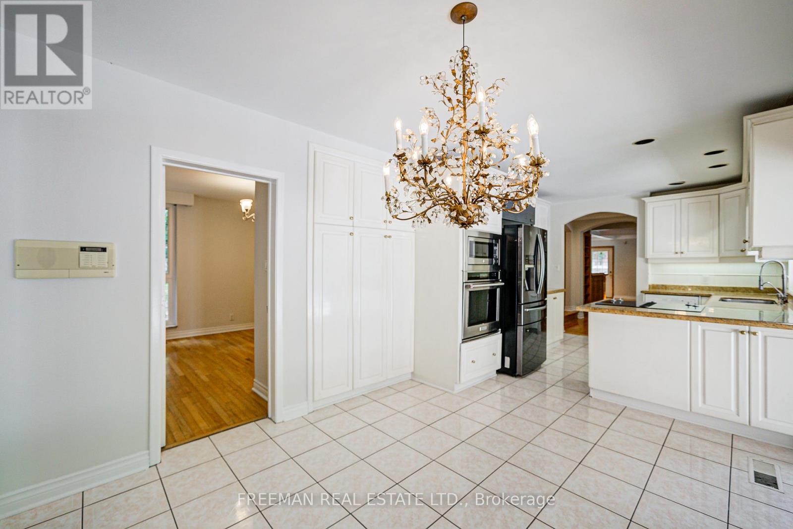 Photo 31 of 1528 Knareswood Drive, Mississauga ON