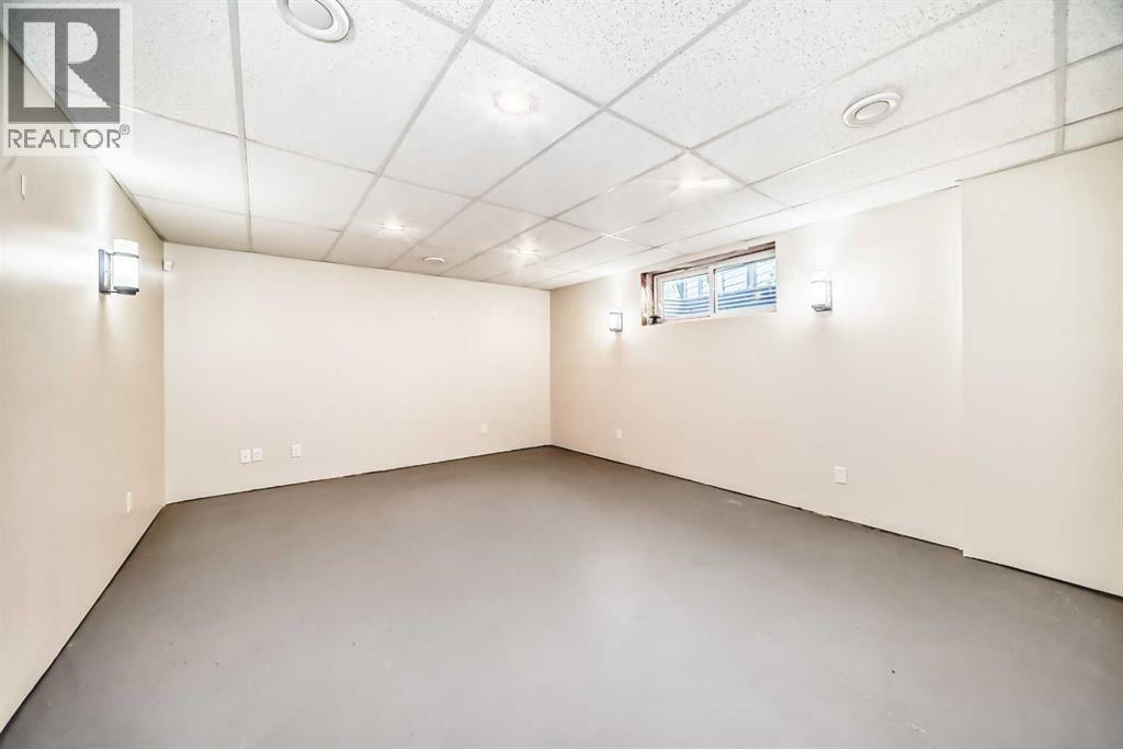 Single Family House for Sale in  Covehaven Gardens NE Coventry Hills Calgary 
