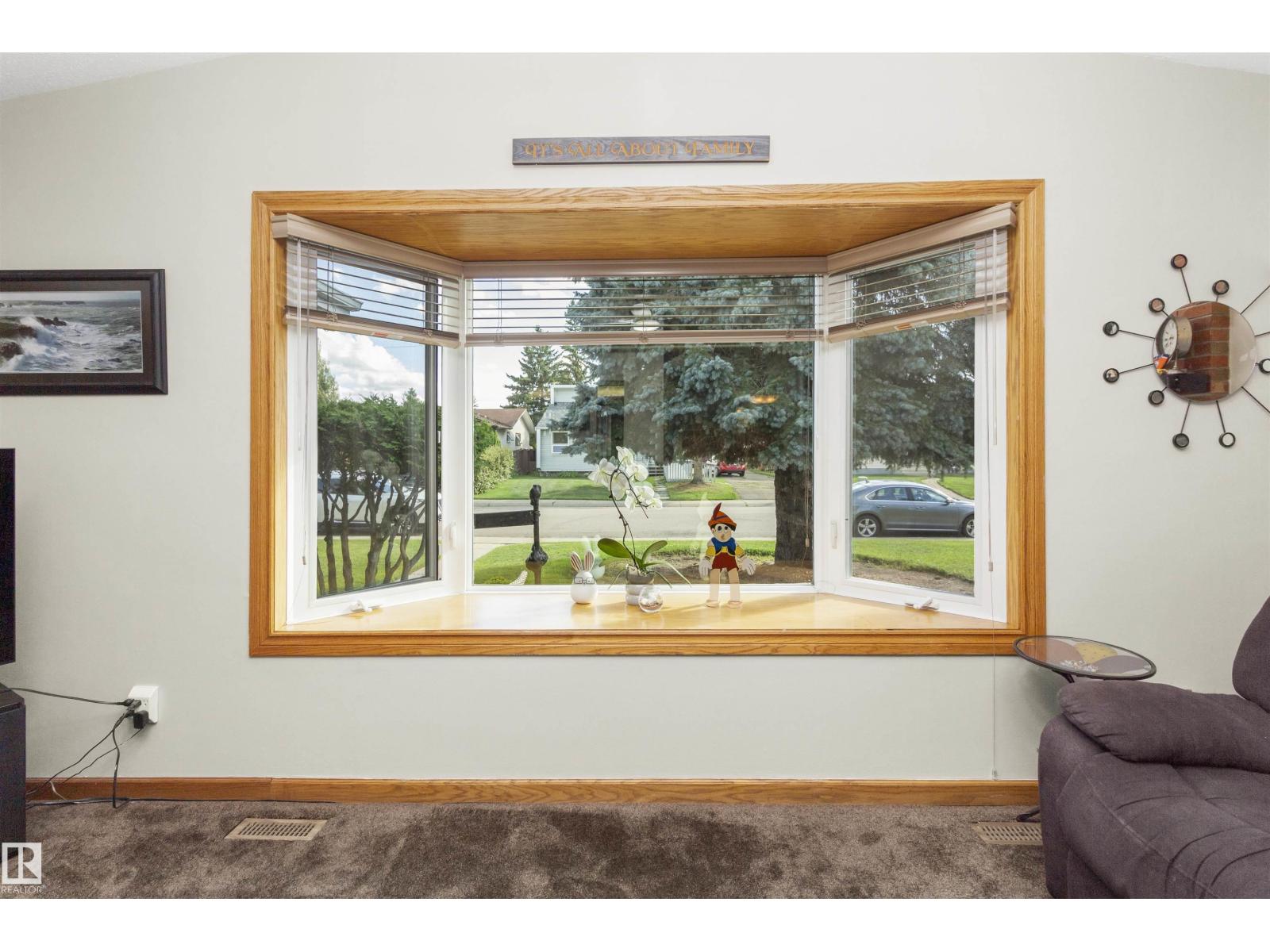 Photo 10 of 6928 13 Av Nw, Edmonton AB