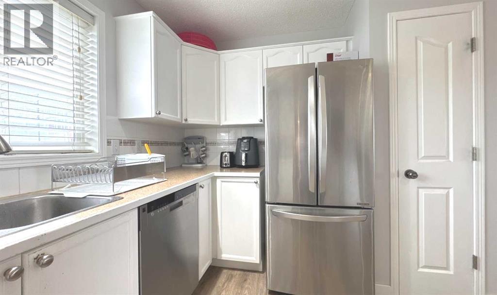 Photo 20 of 8 304 Ross Avenue, Cochrane AB