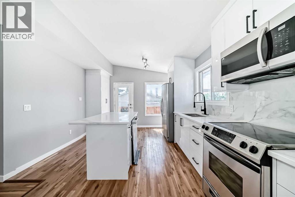Single Family House Bi-level for Sale in  Shawfield Way SW Shawnessy Calgary 