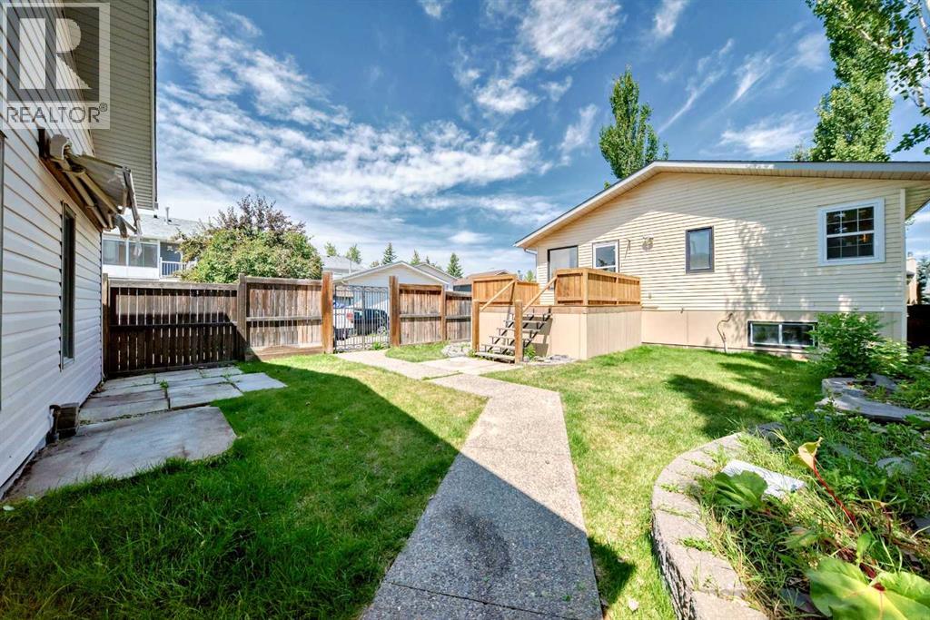 Single Family House Bi-level for Sale in  Shawfield Way SW Shawnessy Calgary 