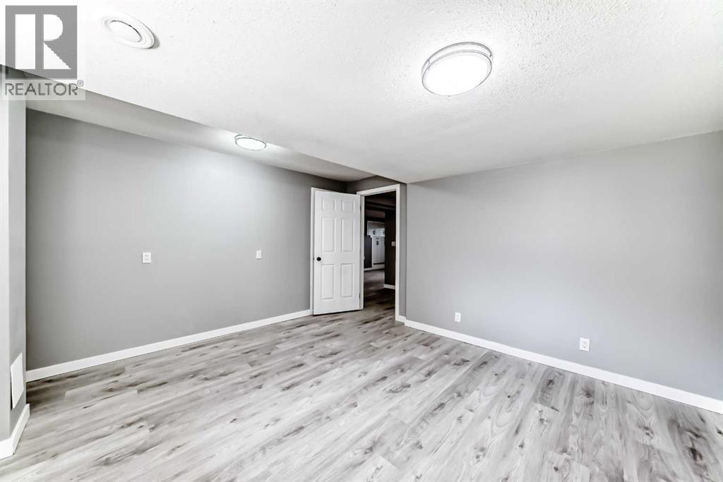 Single Family House Bi-level for Sale in  Shawfield Way SW Shawnessy Calgary 