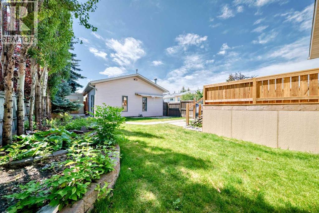 Single Family House Bi-level for Sale in  Shawfield Way SW Shawnessy Calgary 