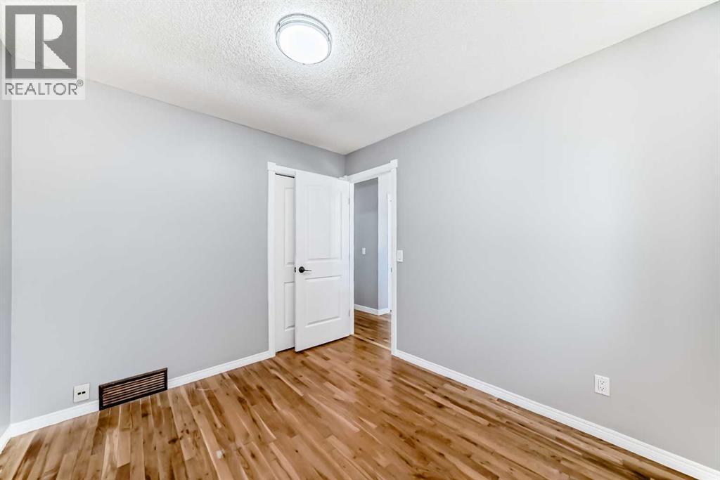 Single Family House Bi-level for Sale in  Shawfield Way SW Shawnessy Calgary 