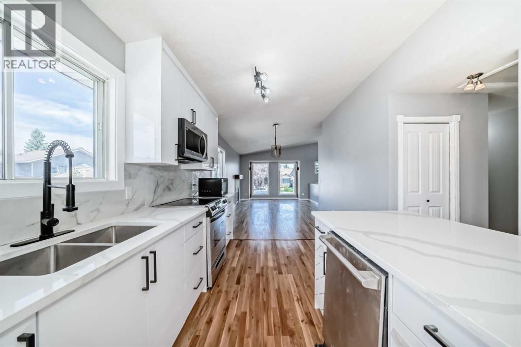 Single Family House Bi-level for Sale in  Shawfield Way SW Shawnessy Calgary 
