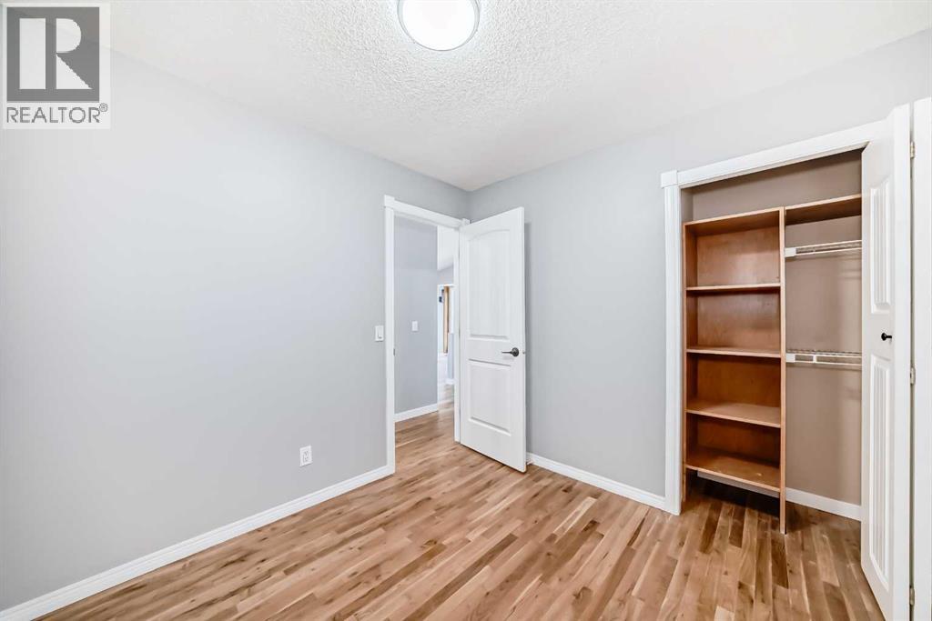 Single Family House Bi-level for Sale in  Shawfield Way SW Shawnessy Calgary 