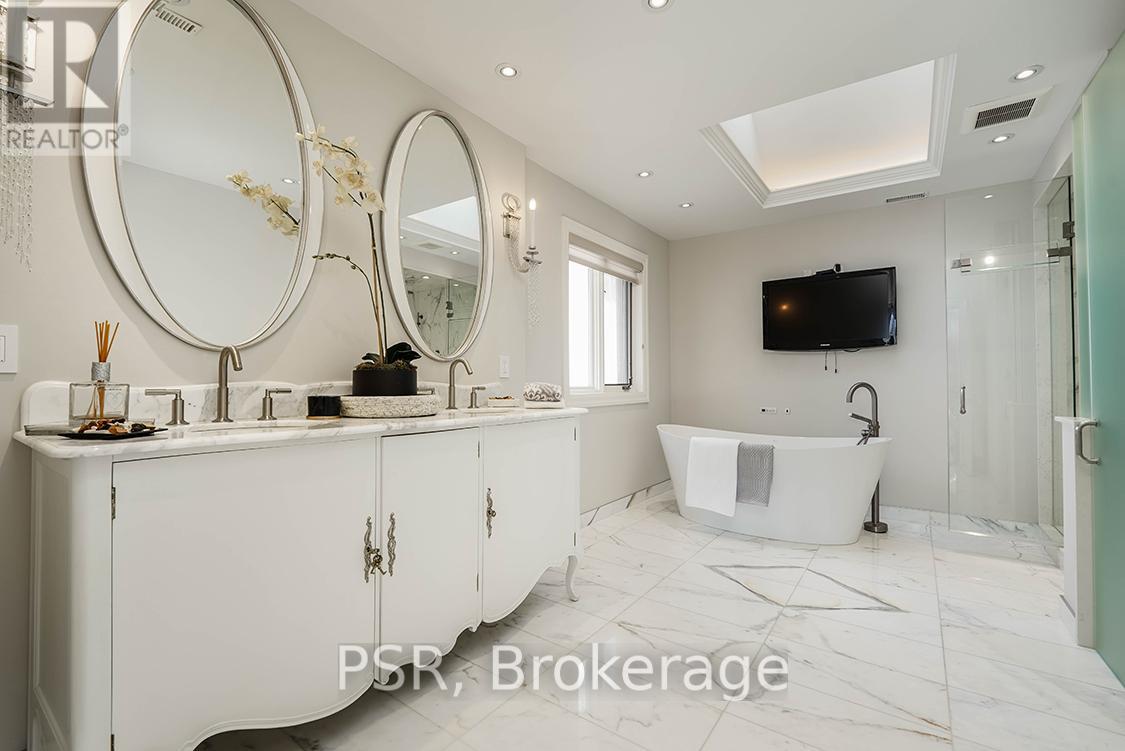Photo 8 of 149 Dunvegan Road, Toronto ON