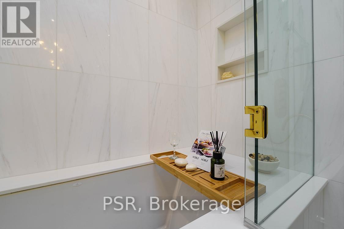 Photo 5 of 149 Dunvegan Road, Toronto ON