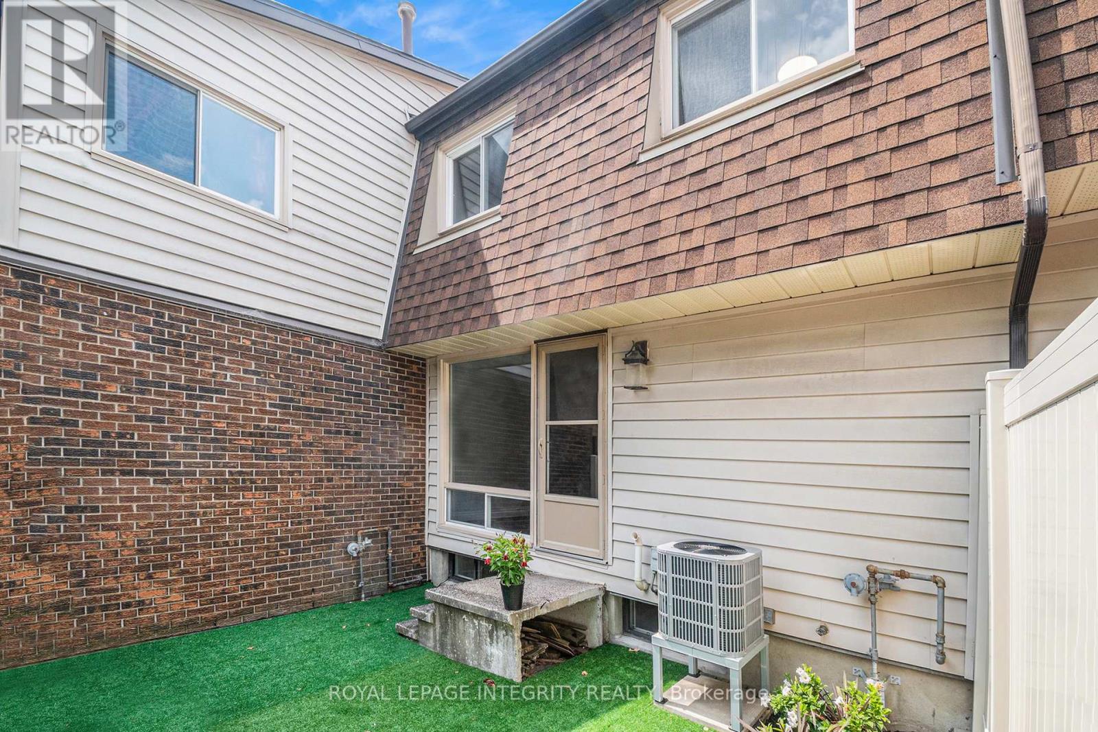 Photo 23 of 913 J Elmsmere Road, Ottawa ON