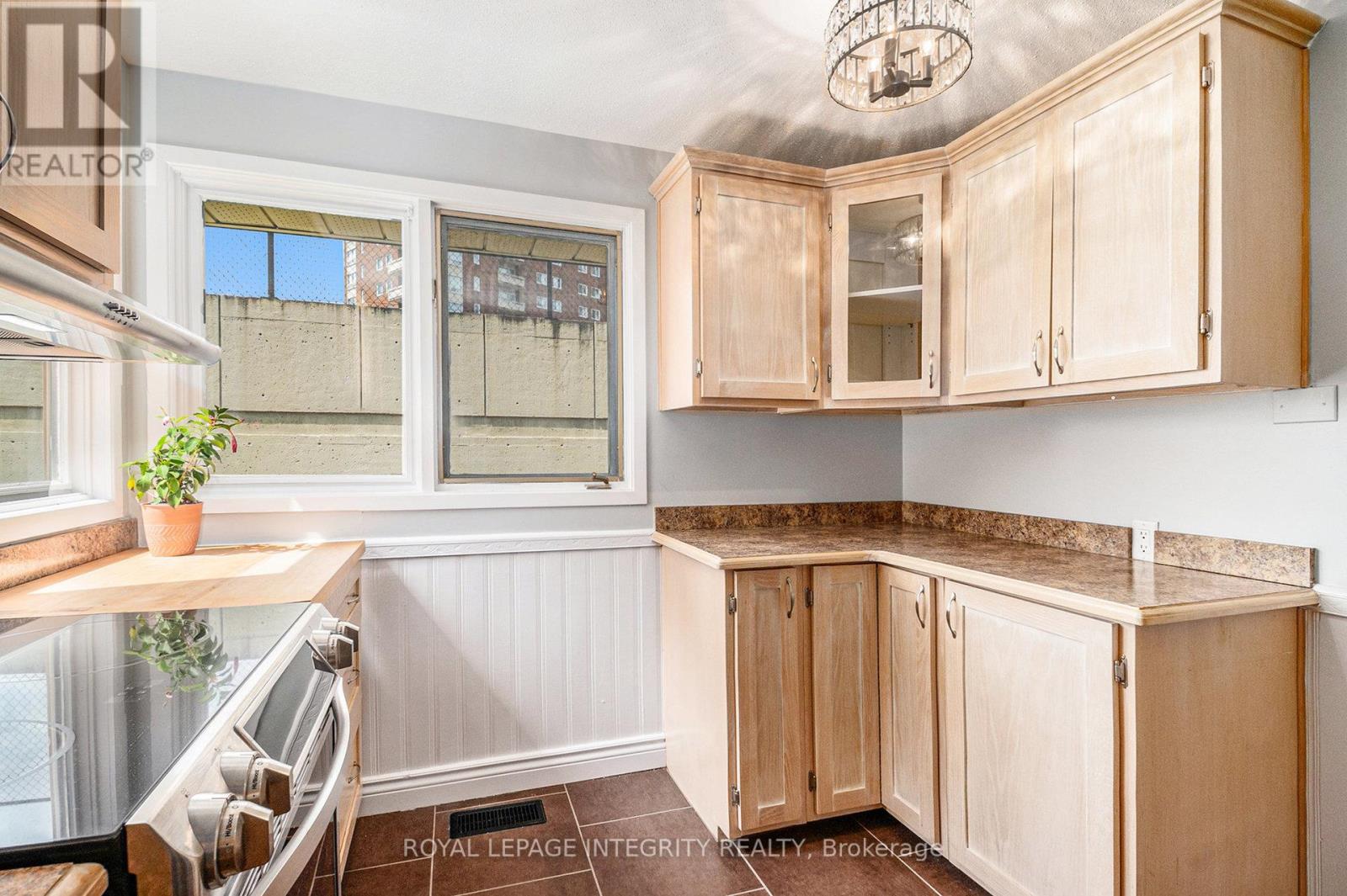 Photo 8 of 913 J Elmsmere Road, Ottawa ON