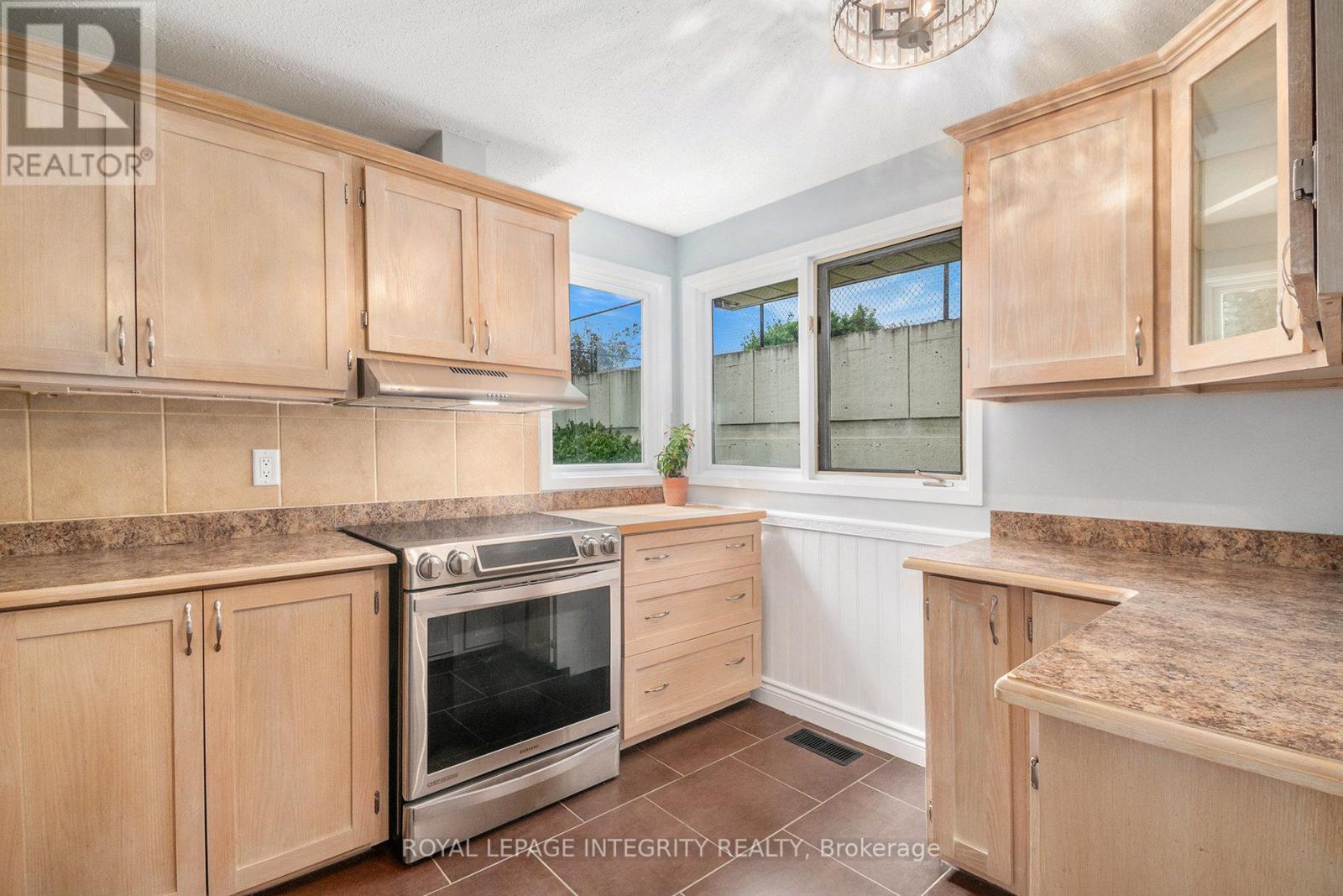 Photo 7 of 913 J Elmsmere Road, Ottawa ON