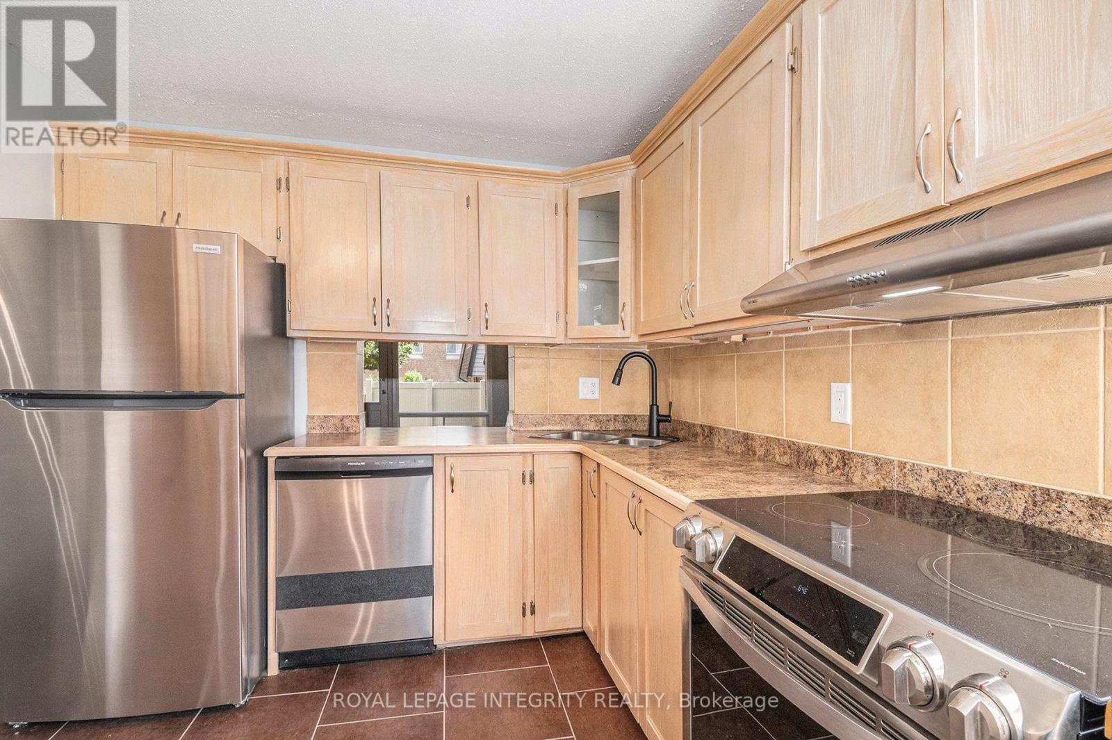 Photo 9 of 913 J Elmsmere Road, Ottawa ON