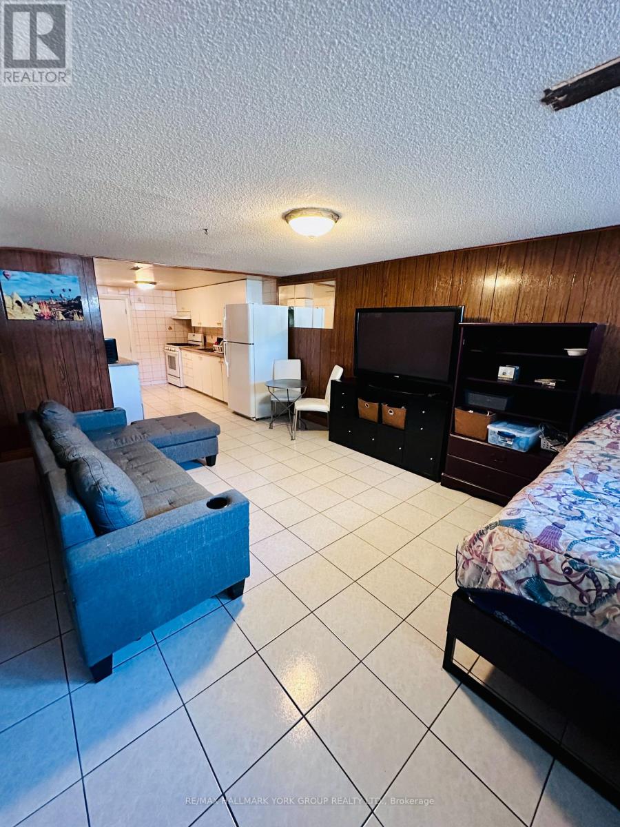 Photo 10 of 29 Peterdale Road, Toronto ON
