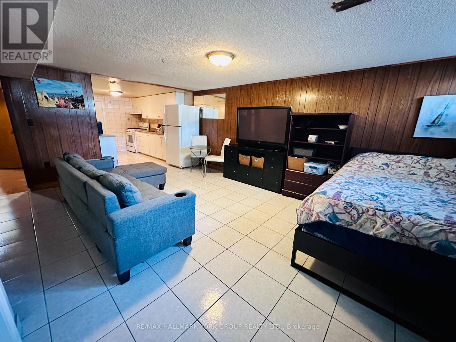 Photo 11 of 29 Peterdale Road, Toronto ON
