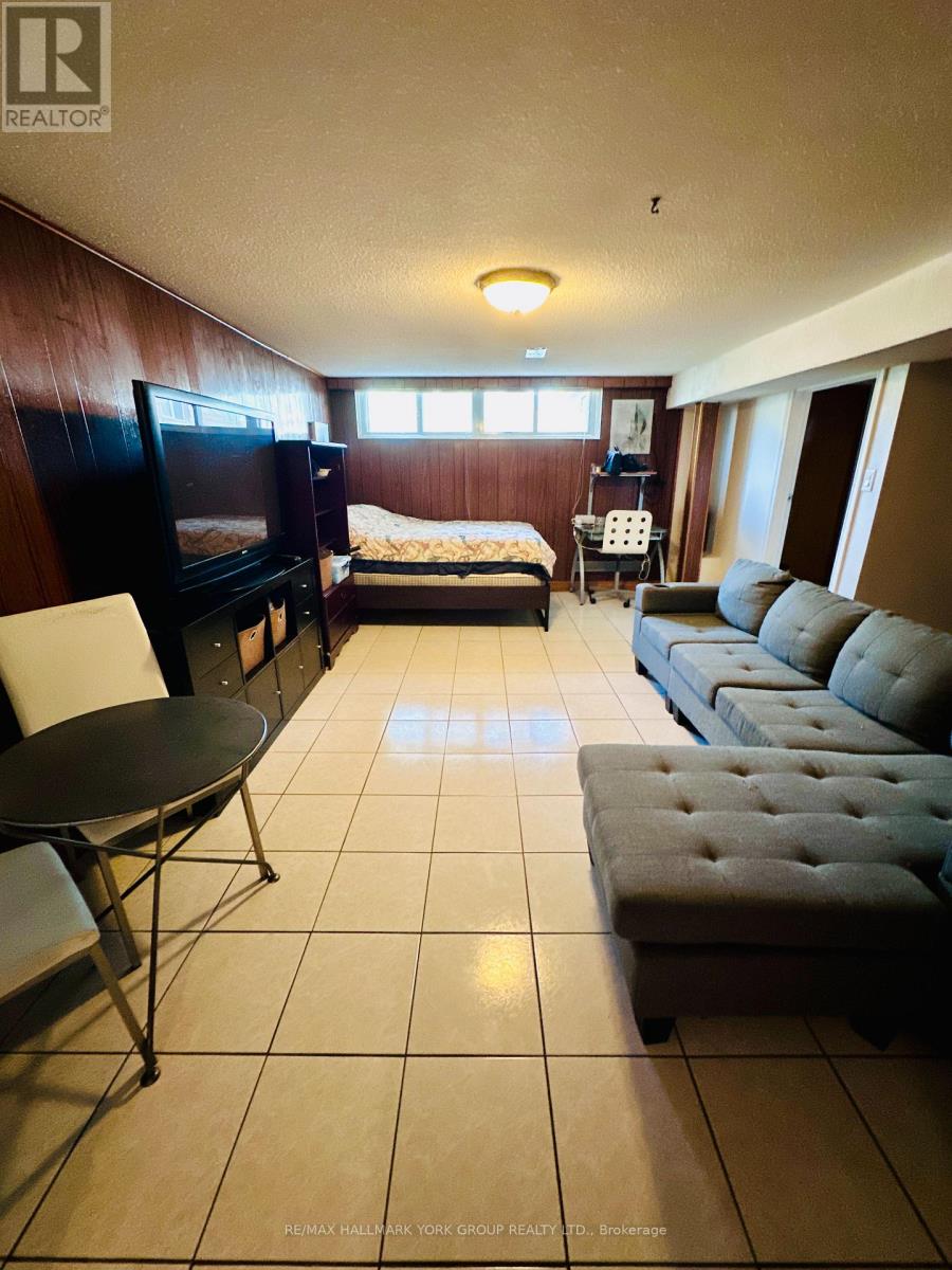 Photo 8 of 29 Peterdale Road, Toronto ON