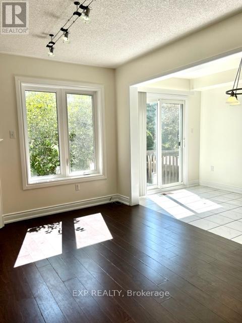 Photo 5 of 46 1588 South Parade Court, Mississauga ON