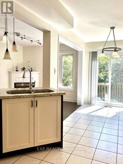 Photo 9 of 46 1588 South Parade Court, Mississauga ON