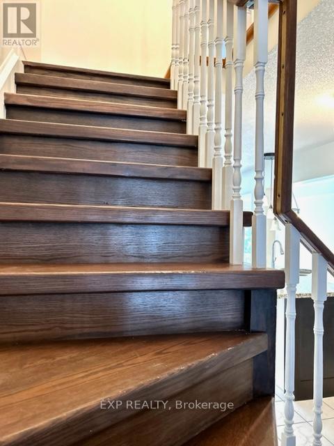 Photo 3 of 46 1588 South Parade Court, Mississauga ON