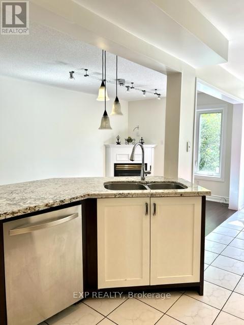 Photo 8 of 46 1588 South Parade Court, Mississauga ON