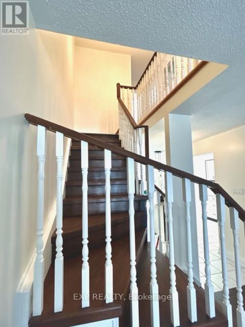 Photo 11 of 46 1588 South Parade Court, Mississauga ON