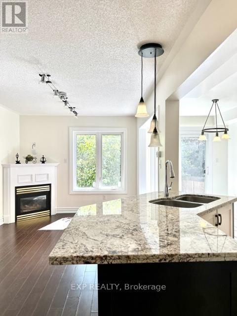 Photo 14 of 46 1588 South Parade Court, Mississauga ON
