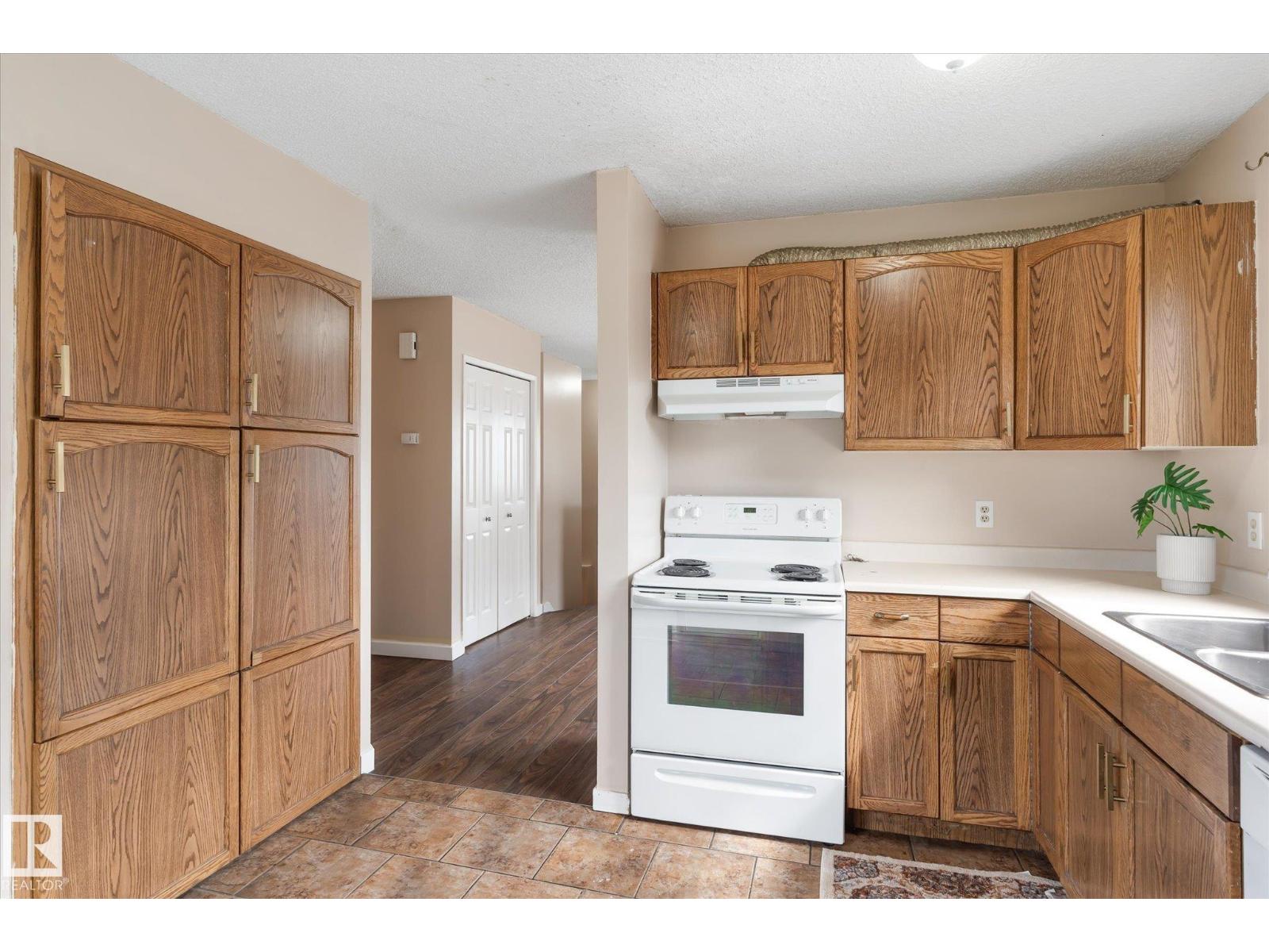 Photo 8 of 7420 187 St Nw Nw, Edmonton AB