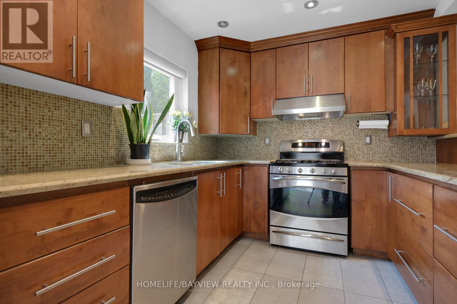 Photo 18 of 320 320 Senlac Road, Toronto ON