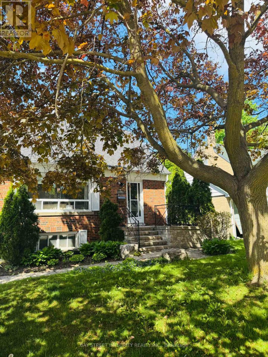 Photo 18 of 120 Lawrence Avenue, Richmond Hill ON