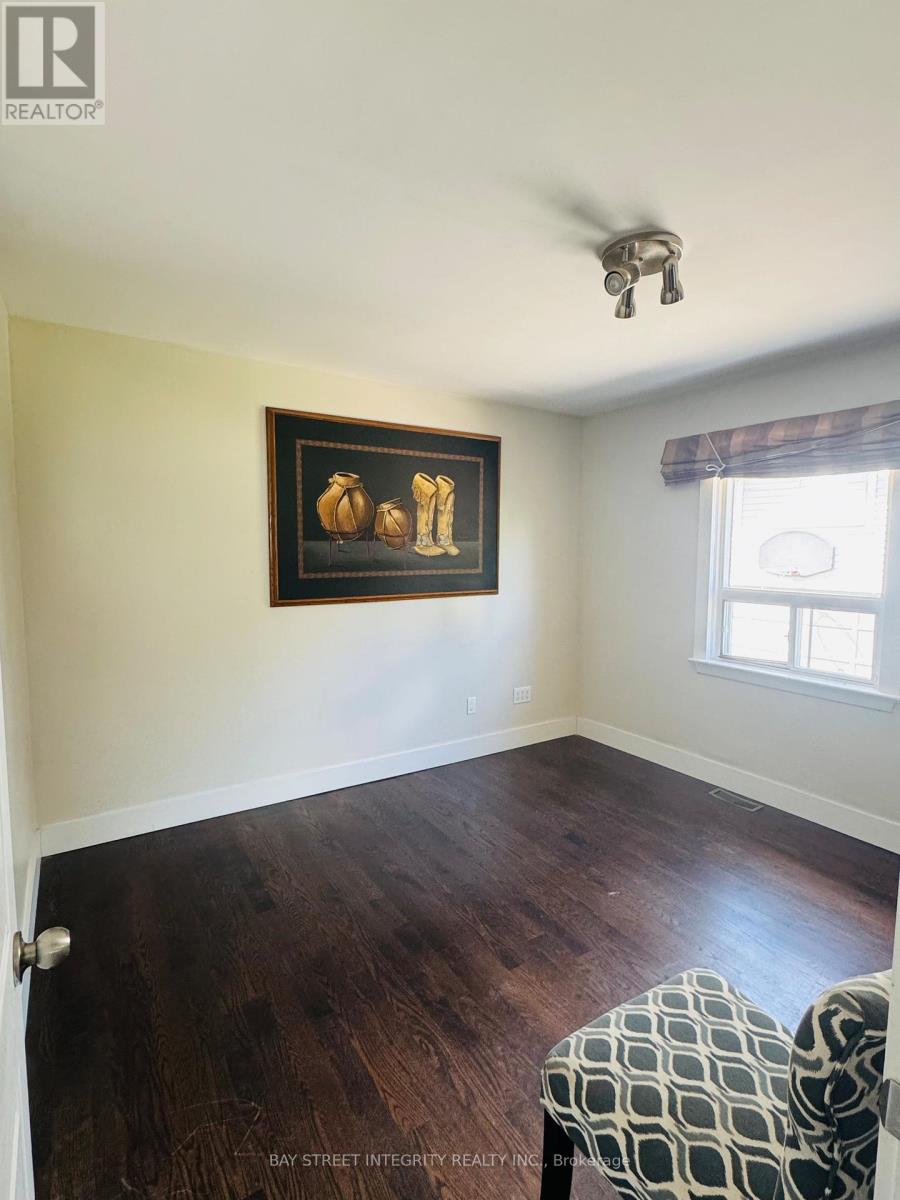 Photo 4 of 120 Lawrence Avenue, Richmond Hill ON