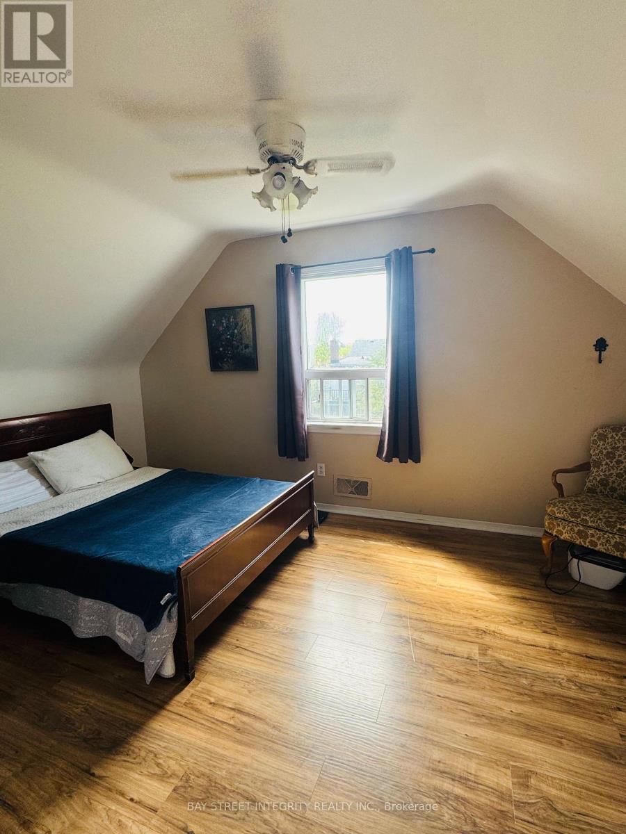 Photo 14 of 120 Lawrence Avenue, Richmond Hill ON