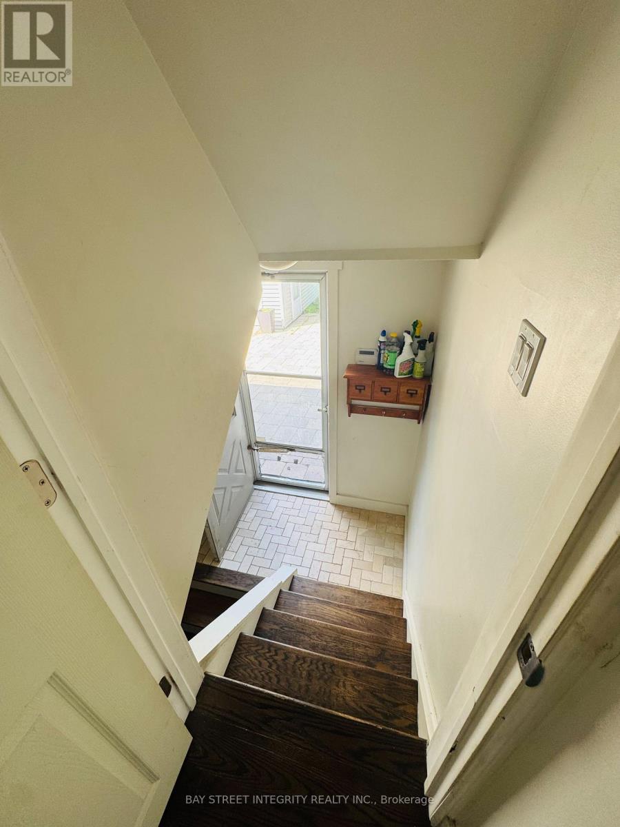 Photo 13 of 120 Lawrence Avenue, Richmond Hill ON