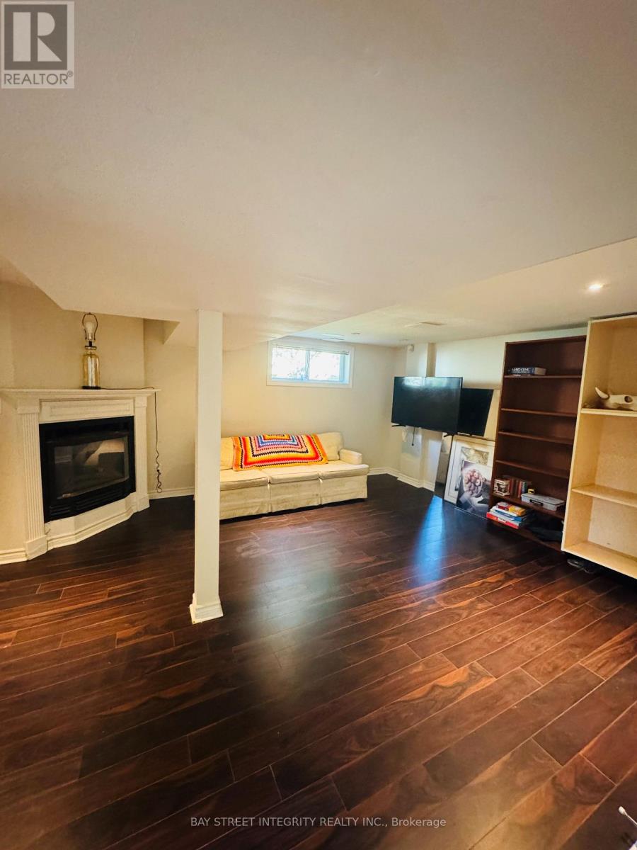 Photo 5 of 120 Lawrence Avenue, Richmond Hill ON