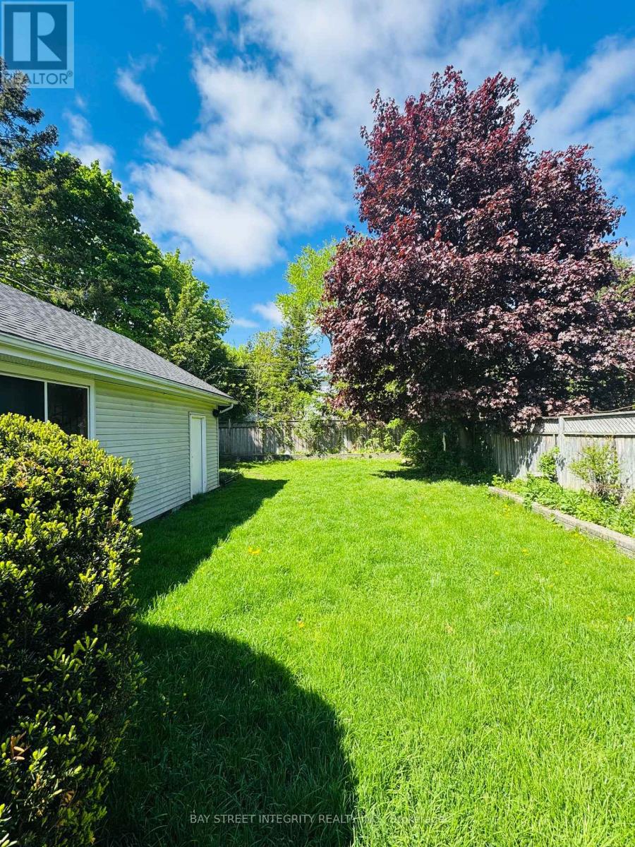 Photo 10 of 120 Lawrence Avenue, Richmond Hill ON