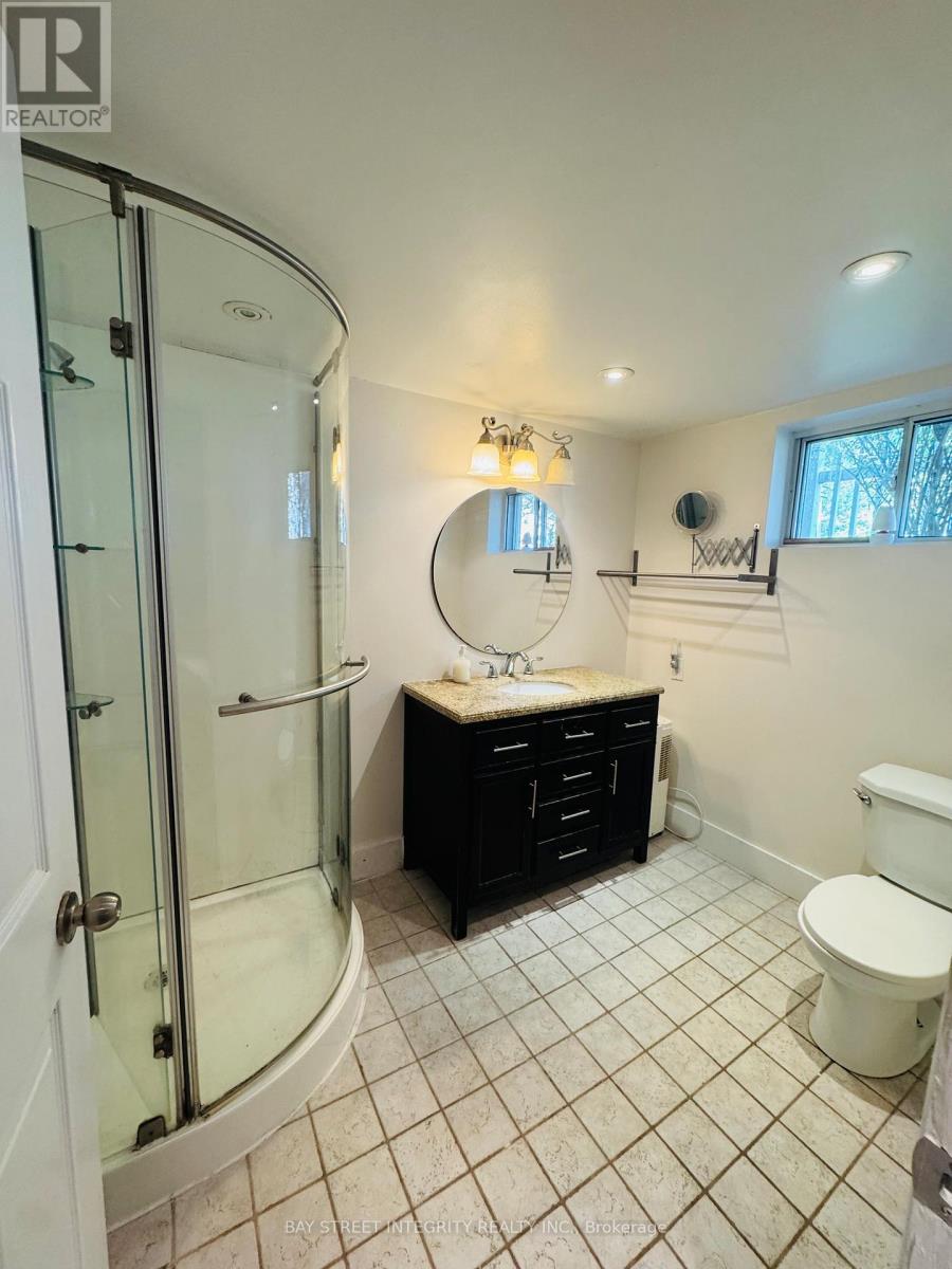 Photo 17 of 120 Lawrence Avenue, Richmond Hill ON