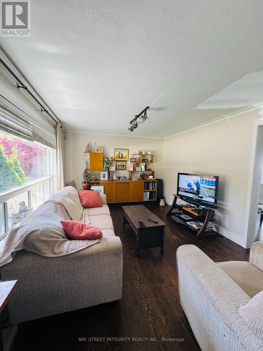 Photo 21 of 120 Lawrence Avenue, Richmond Hill ON