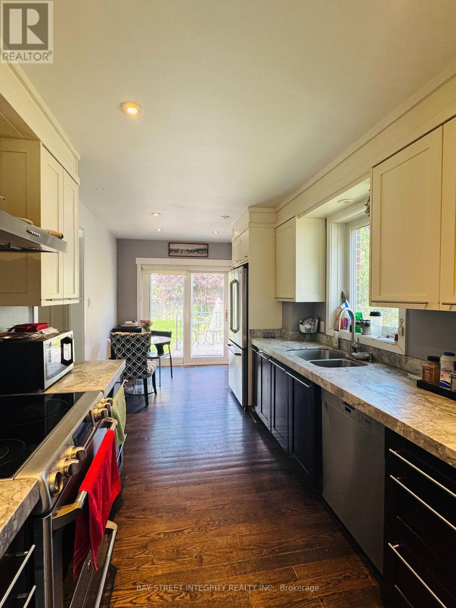 Photo 2 of 120 Lawrence Avenue, Richmond Hill ON