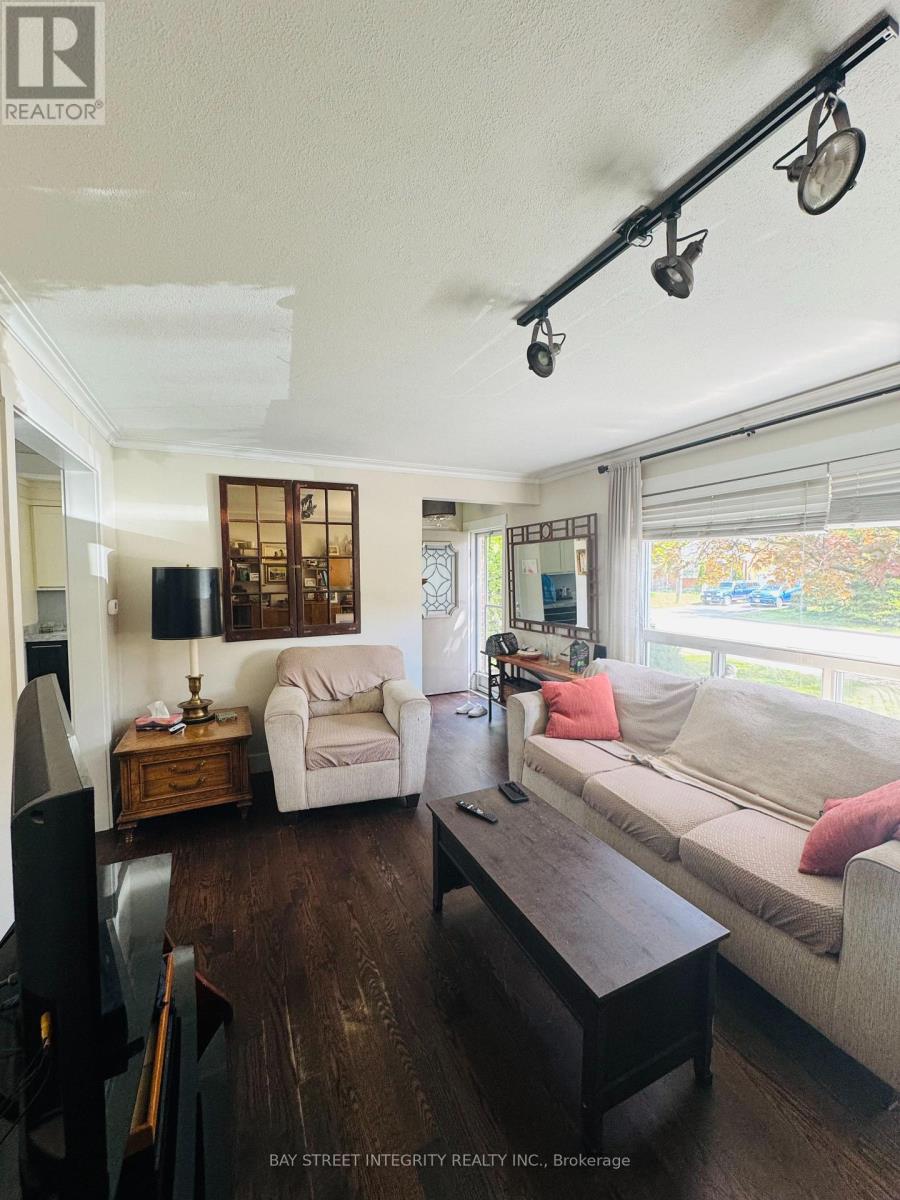 Photo 11 of 120 Lawrence Avenue, Richmond Hill ON