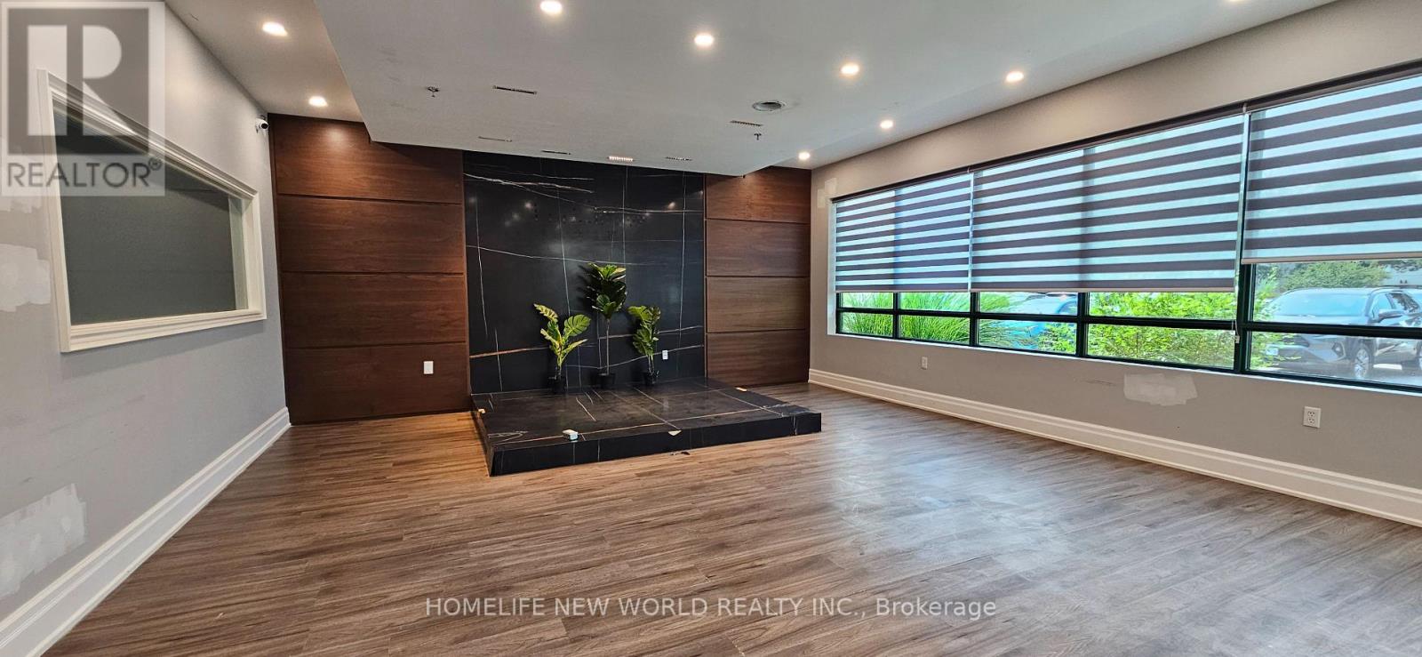 Photo 1 of 6 245 West Beaver Creek Road, Richmond Hill ON