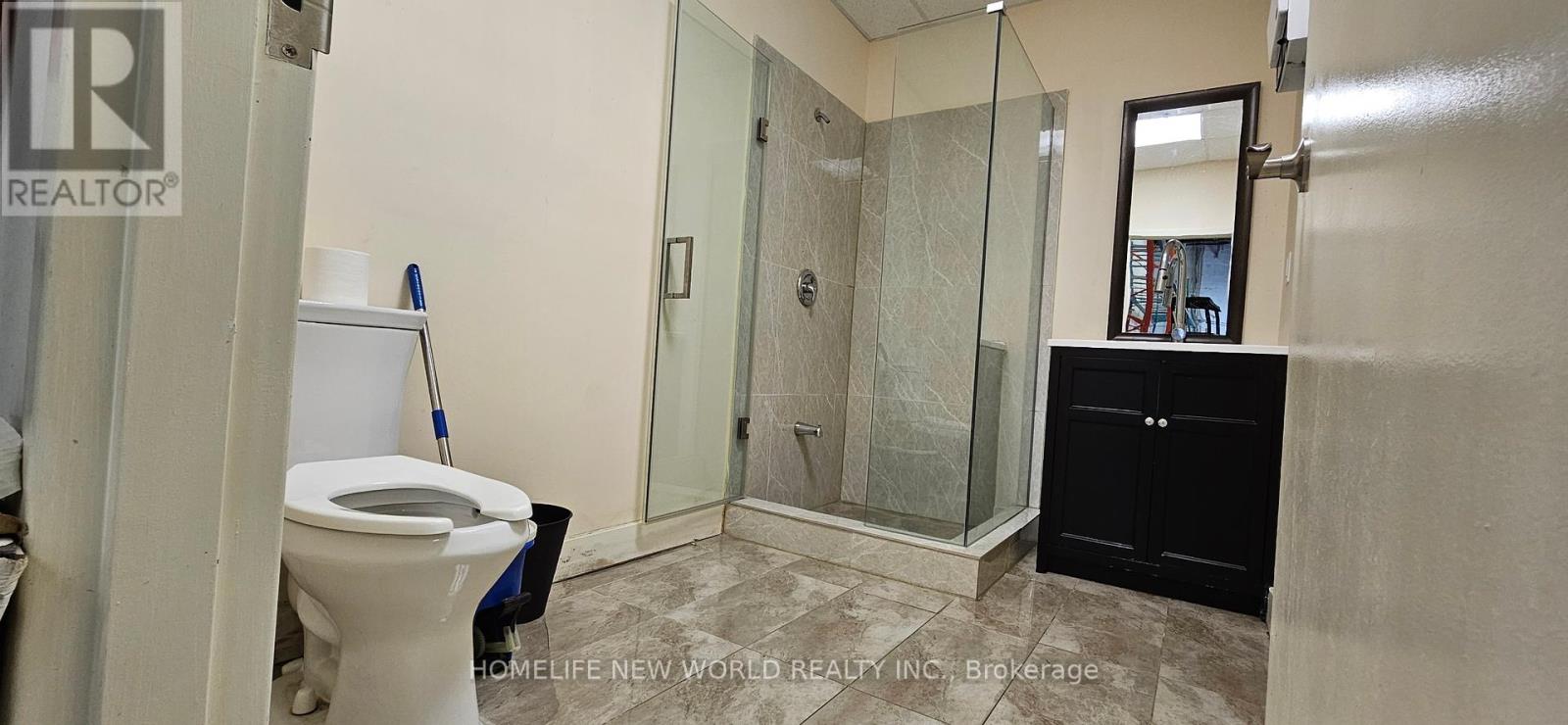 Photo 3 of 6 245 West Beaver Creek Road, Richmond Hill ON